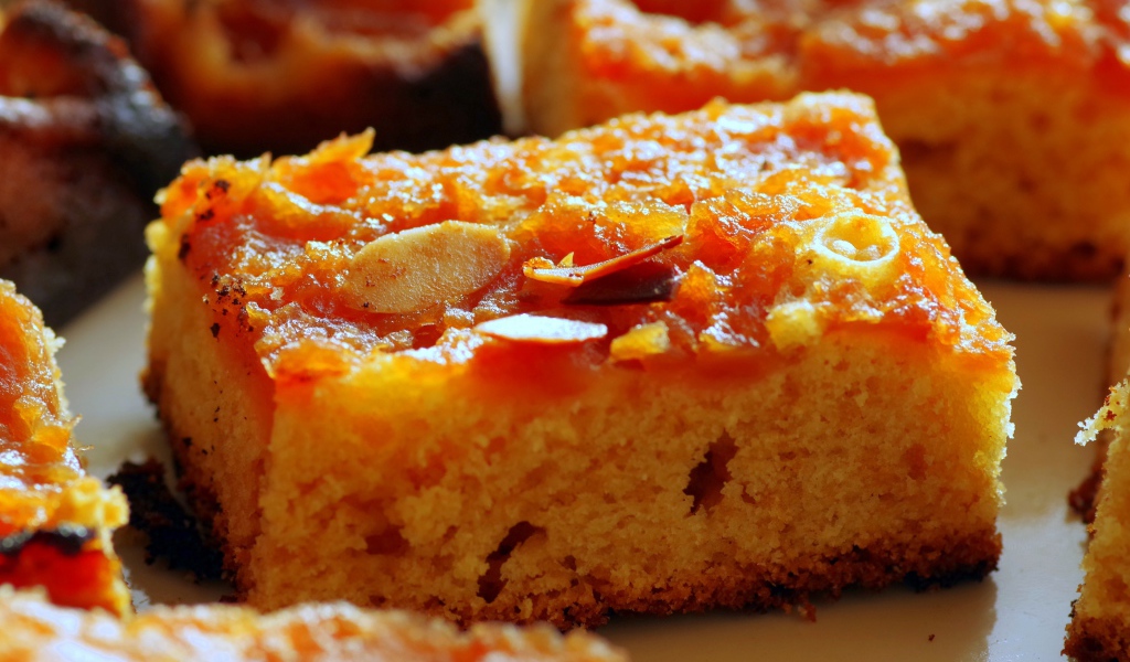 Кусок тыквенного пирога с орехами крупным планом