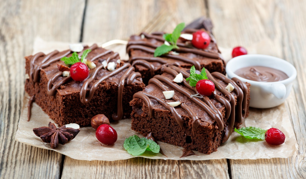 Кусочки шоколадного пирожного с ягодами