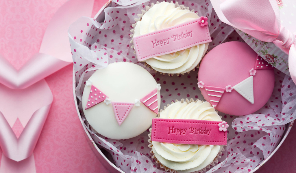 Розовые праздничные кексы ко дню рождения 