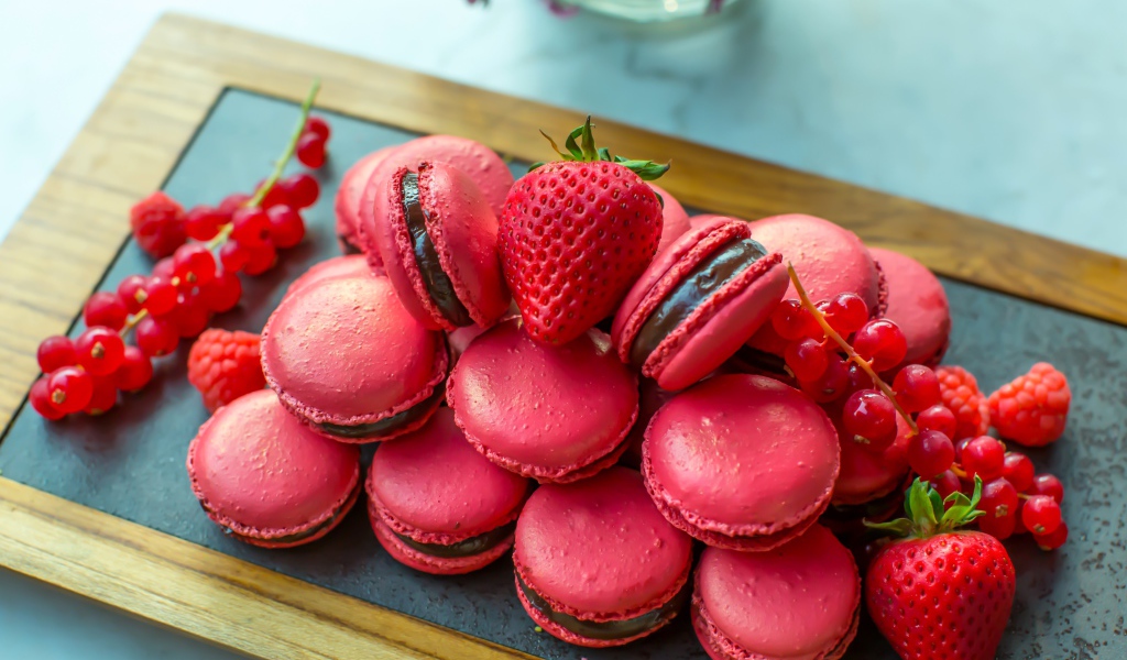 Розовые макаруны с красной смородиной и клубникой