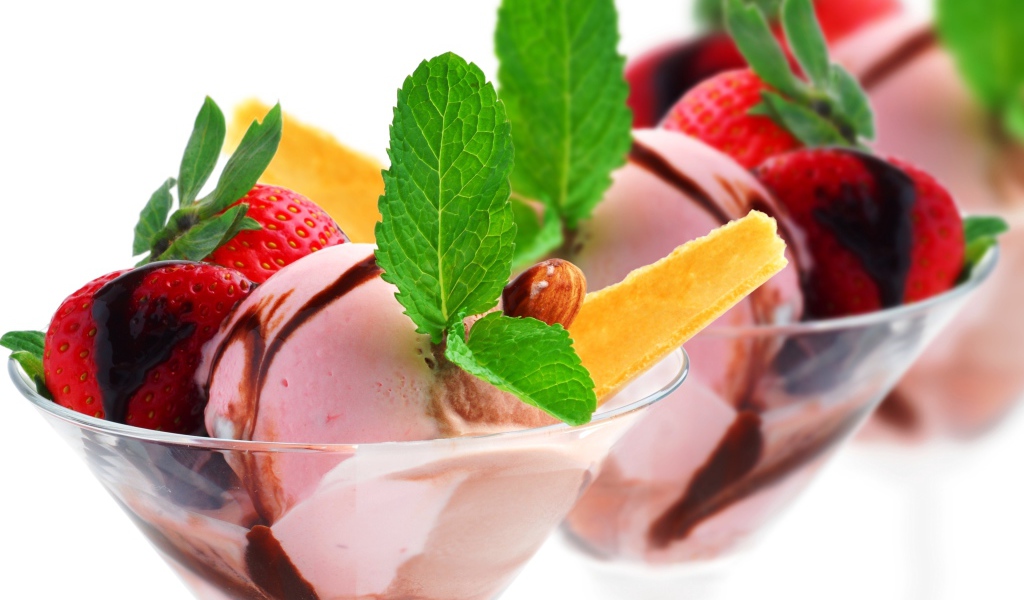 Шарики фруктового мороженого с ягодами клубники