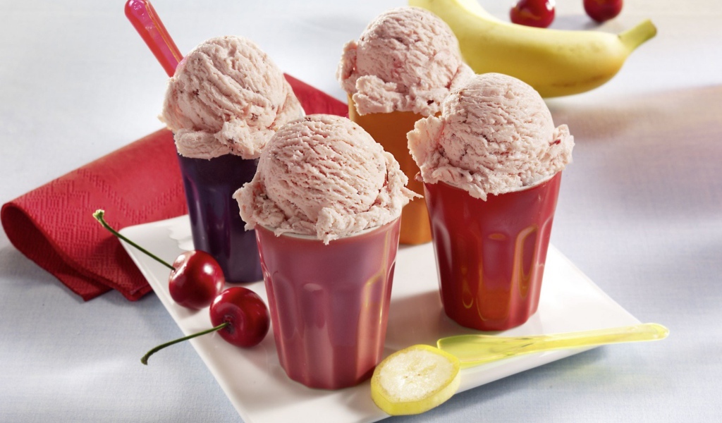 Фруктовое мороженое в стаканчиках на столе