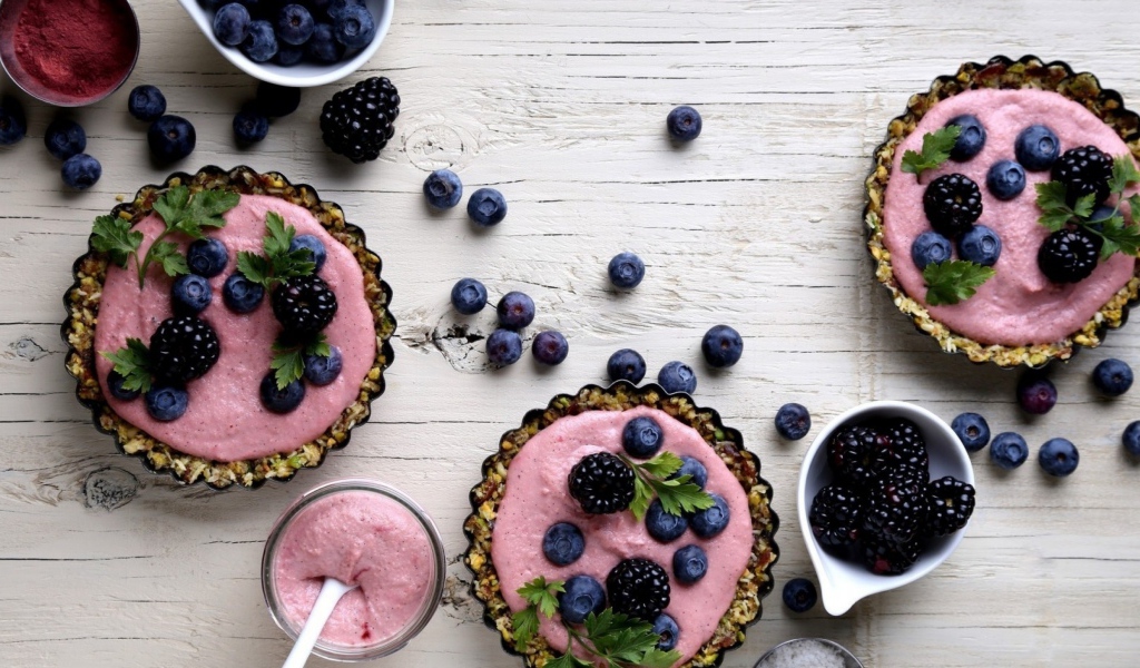 Пудинг с ягодами черники и ежевики на столе 