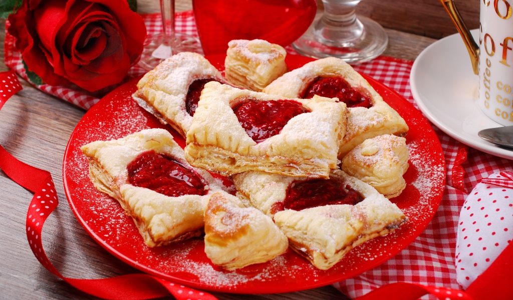 Слоеное печенье с вареньем и красной розой