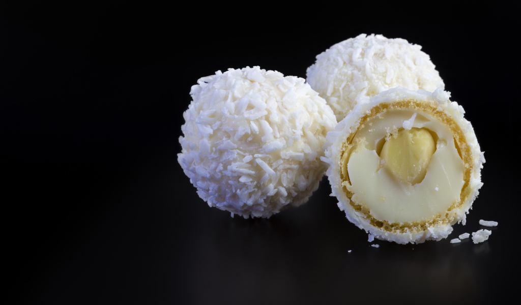 Конфеты раффаэлло на черном фоне