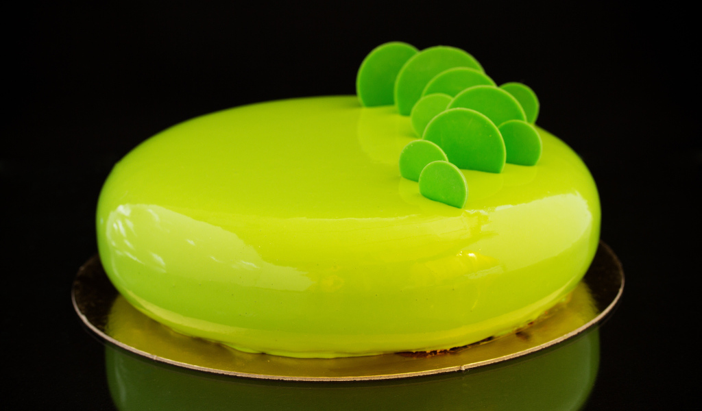 Круглый красивый глянцевый торт на черном фоне