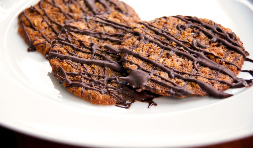 Круглое печенье с шоколадом на белой тарелке