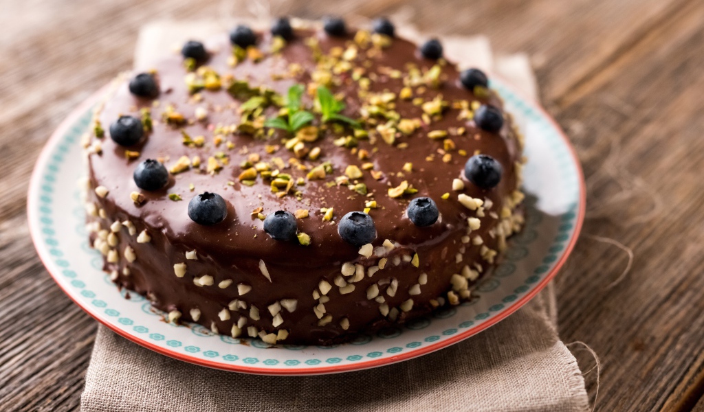 Круглый торт с шоколадом и ягодами черники