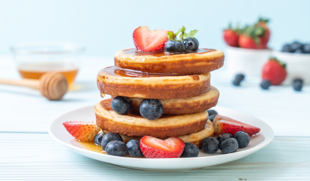 Румяные оладьи с медом, ягодами черники и клубники