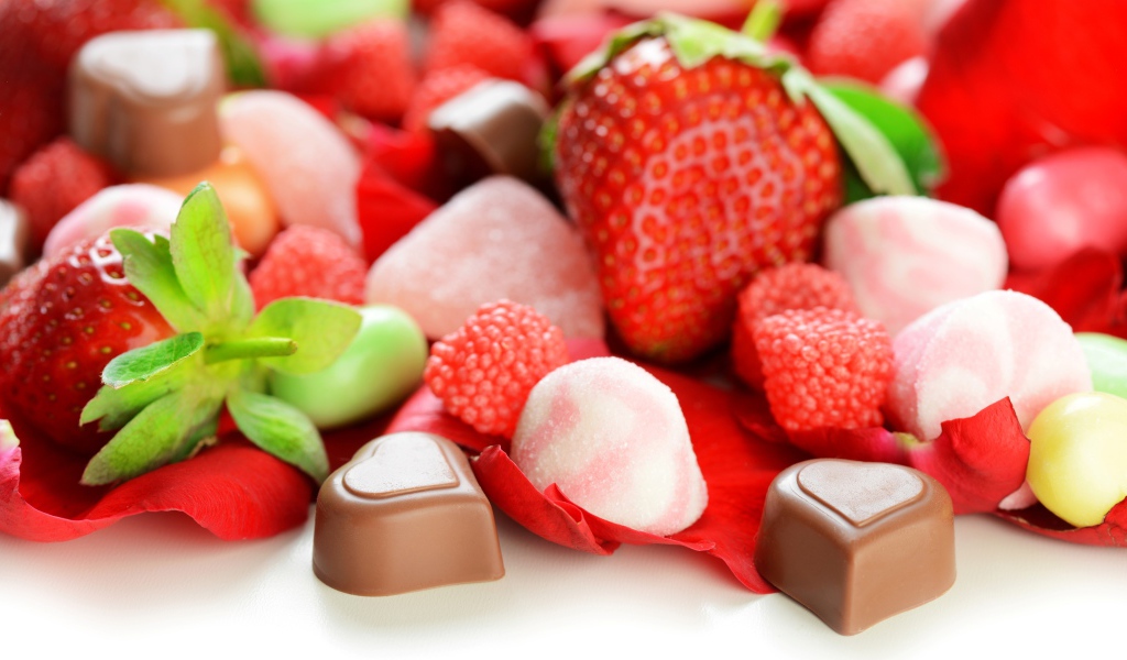Шоколадные конфеты с ягодами клубники 
