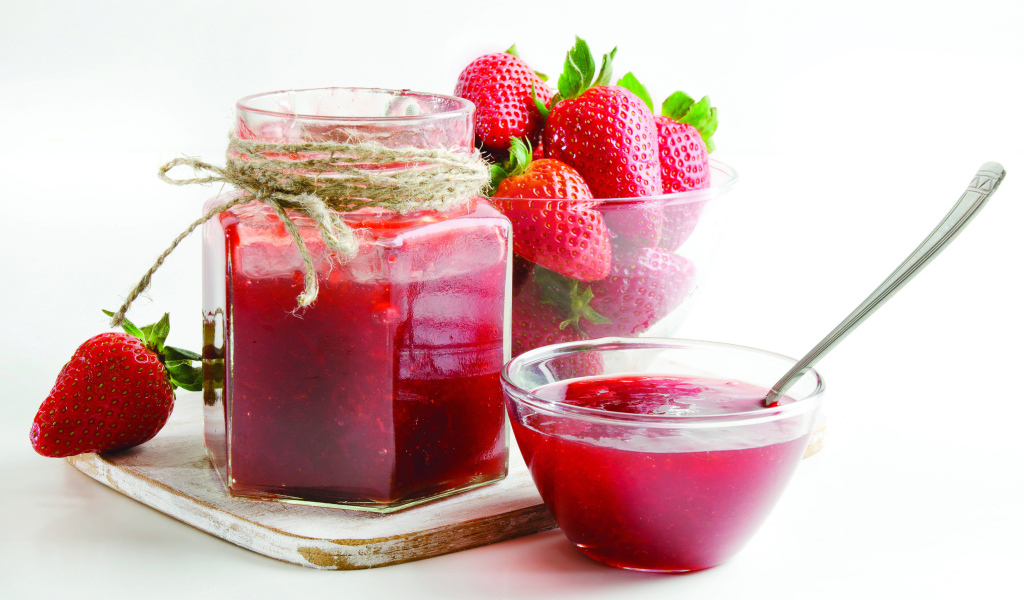 Клубничный джем с ягодами на белом фоне