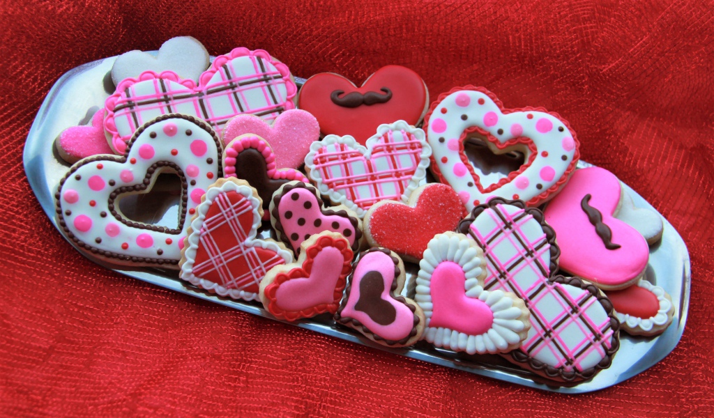 Сладкое аппетитное печенье в форме сердечек