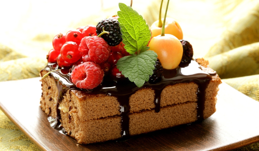 Сладкое пирожное с шоколадом и ягодами