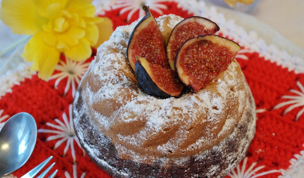 Сладкий кекс с инжиром и сахарной пудрой 