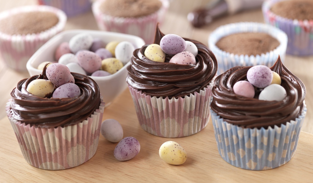 Сладкие кексы с шоколадом и конфетами