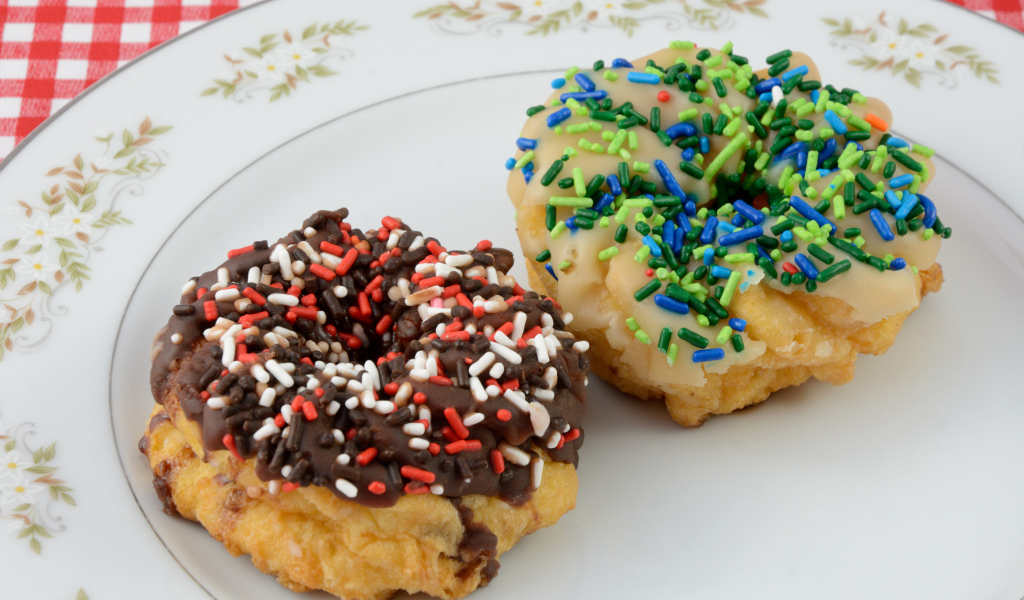 Сладкие пончики с глазурью на тарелке