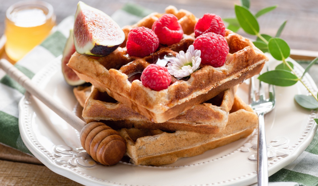 Сладкие вафли с медом, ягодами малины и инжиром