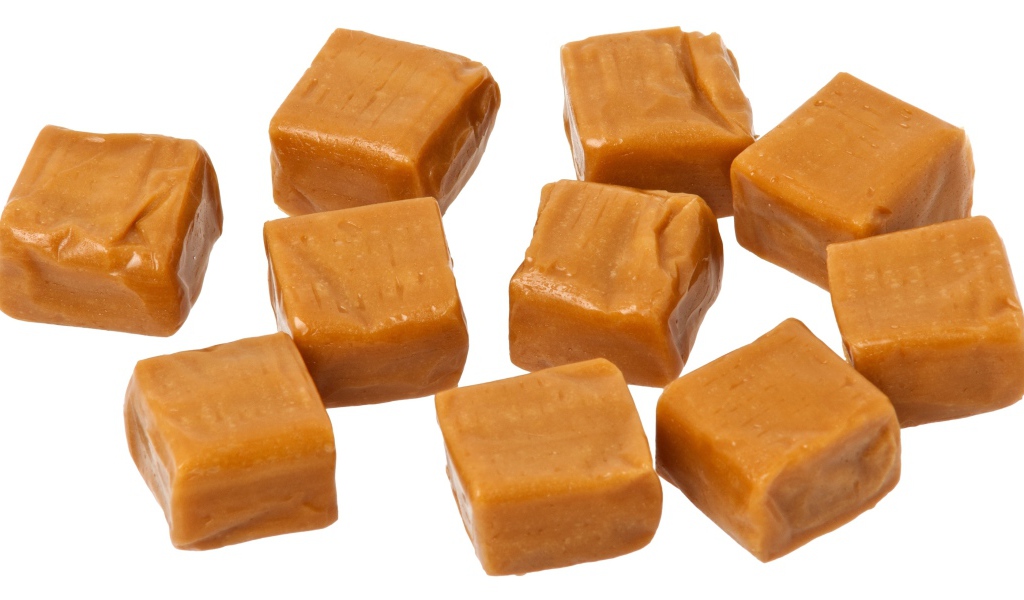 Конфеты ириски на белом фоне