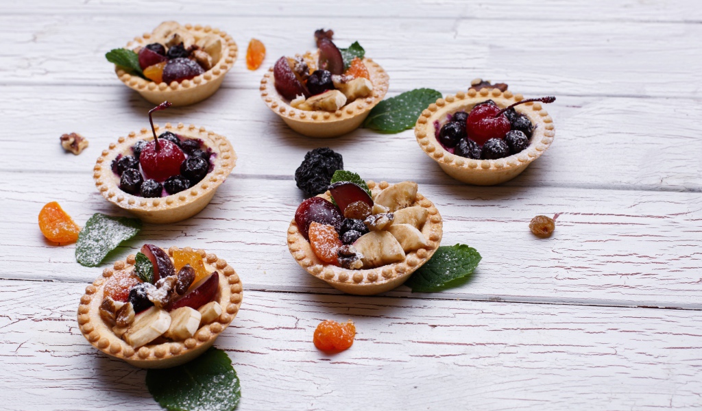 Тарталетки со сливами, бананом и сухофруктами