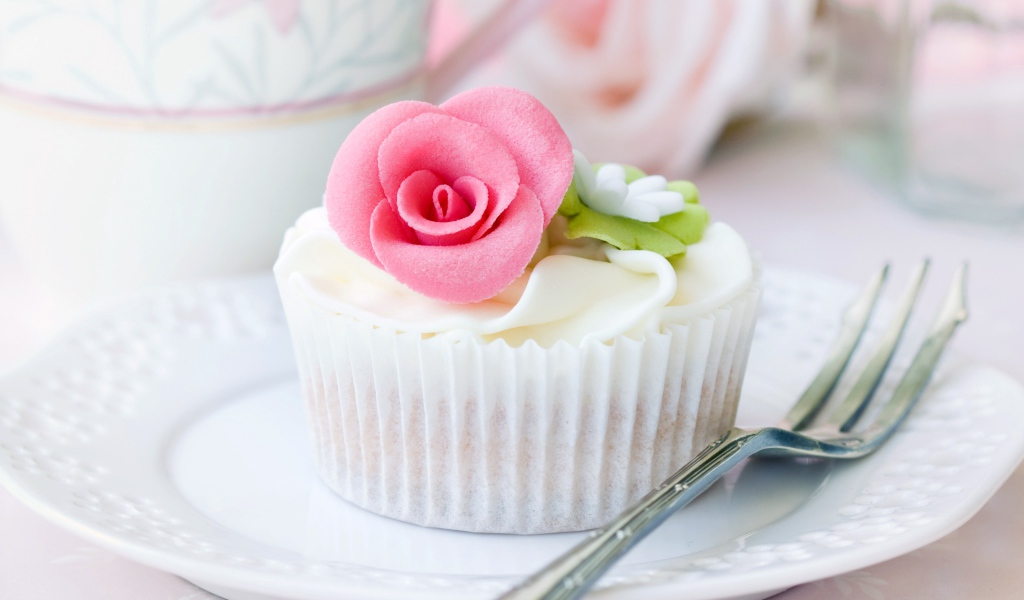 Кекс украшен розовым сахарным цветком