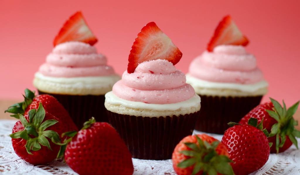 Три маффина с кремом и свежей клубникой