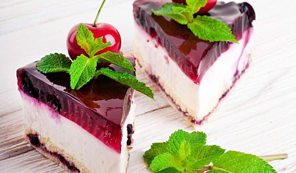 Два аппетитных пирожных с черешней и свежей мятой
