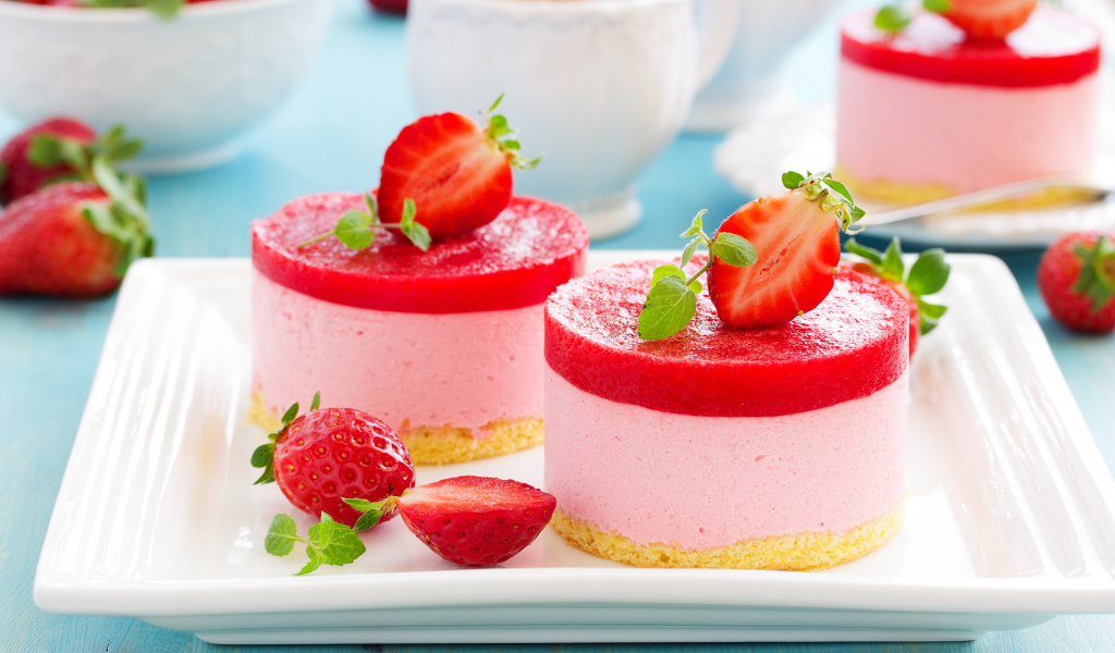 Два пирожных суфле с ягодами клубники