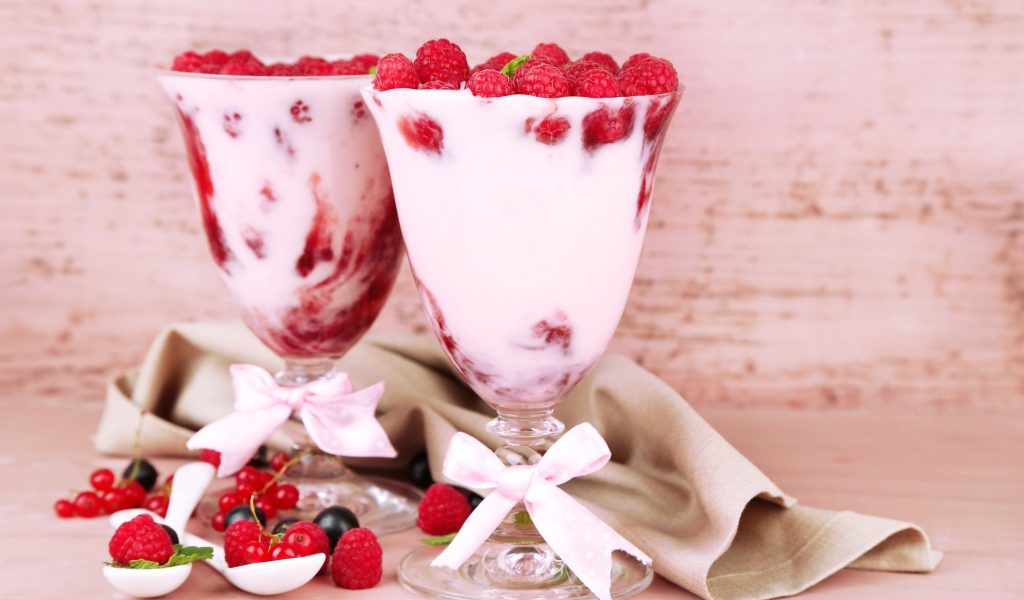 Две креманки с десертом из йогурта и малины