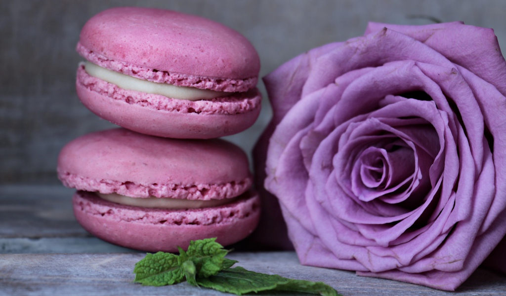 Два десерта макарун с красивой розой 