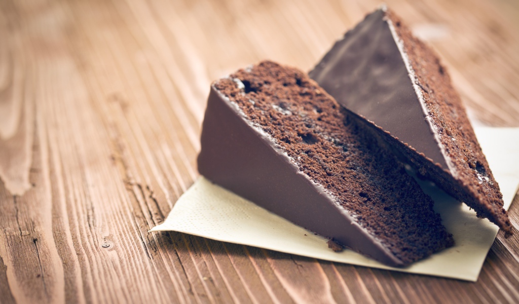 Два кусочка шоколадного торта на столе