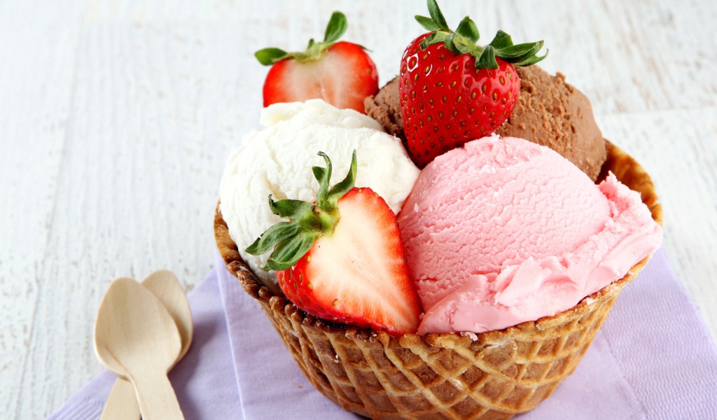 Вафельная корзинка с шариками мороженого и свежей клубникой