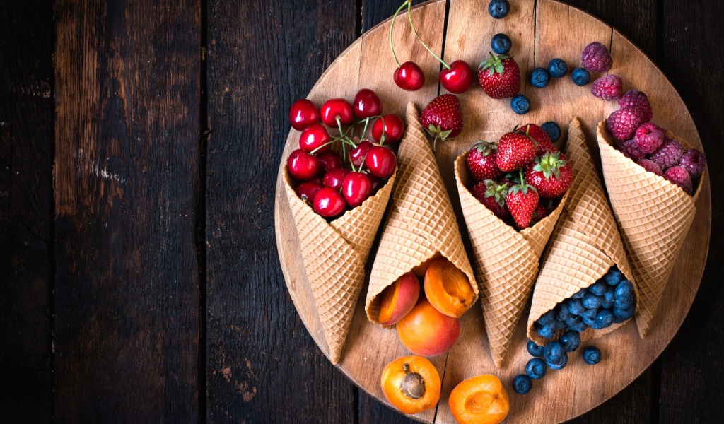 Вафельные рожки с клубникой, малиной, черешнями и черникой