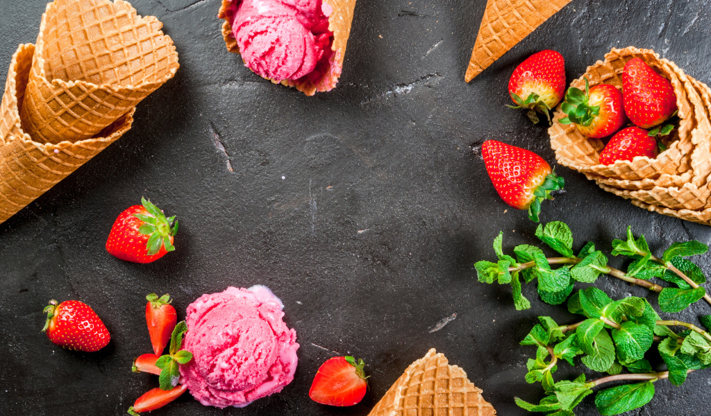 Вафельные рожки с клубничным мороженым и клубникой 