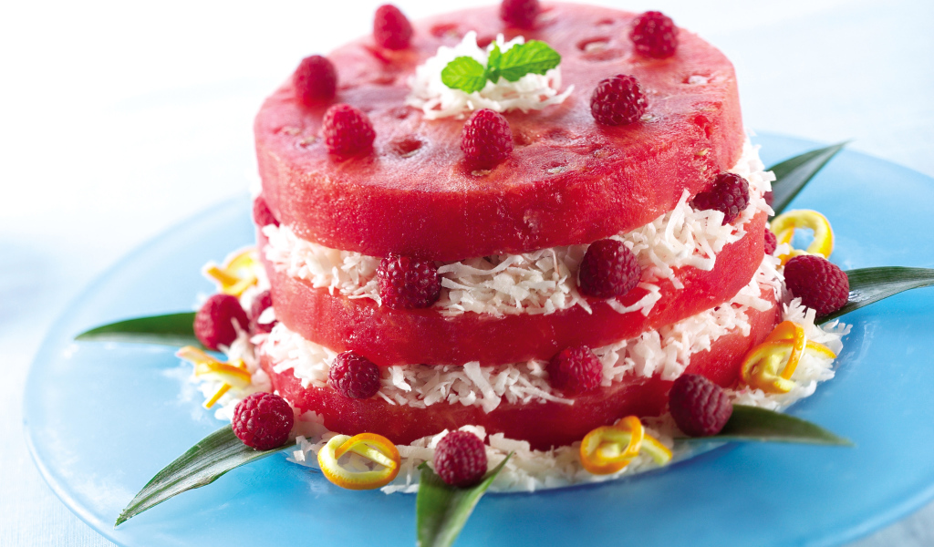 Арбузный торт с кокосовой стружкой и ягодами малины 