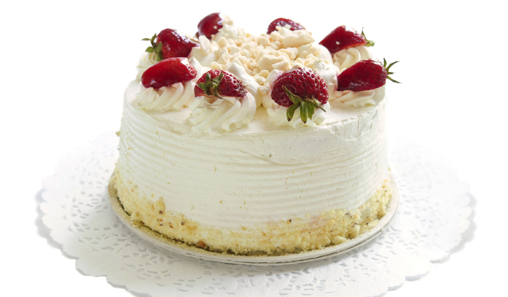 Белый торт мусс с клубникой на белой салфетке 