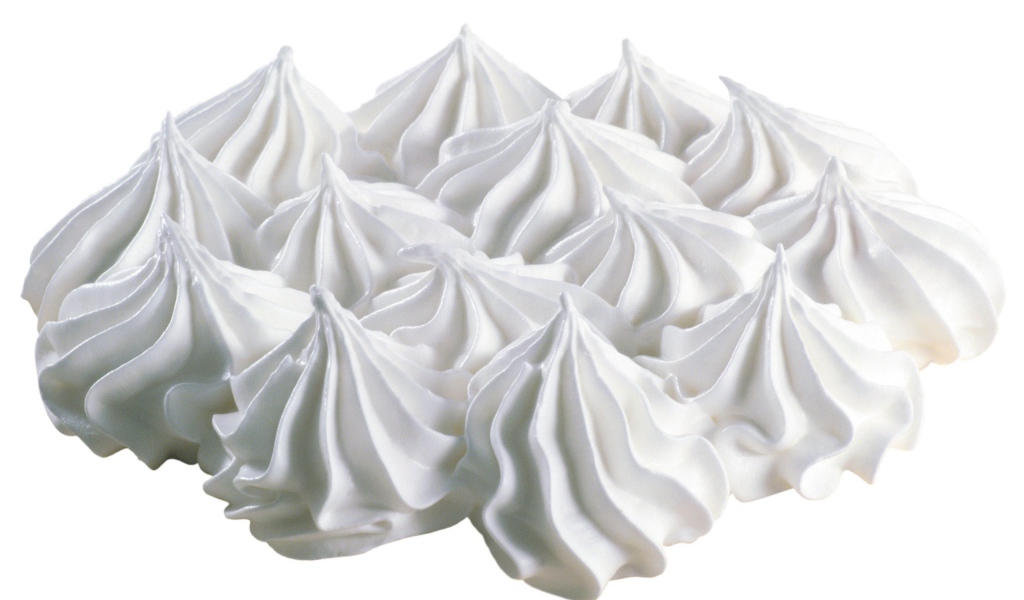 Белое воздушное безе на белом фоне