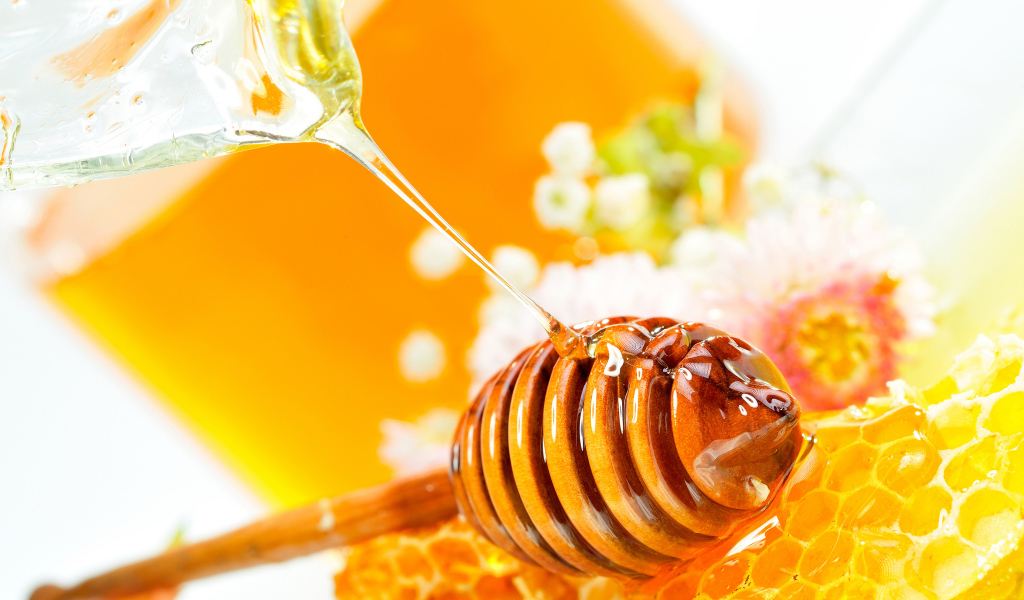 Деревянная ложка для меда с сотами 