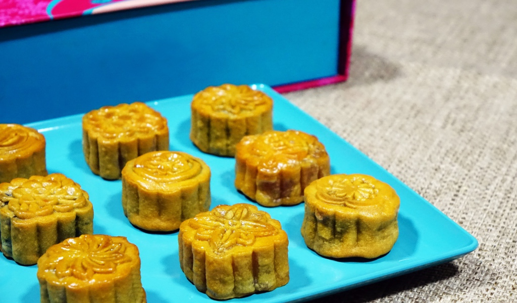 Свежий десерт на голубой тарелке 