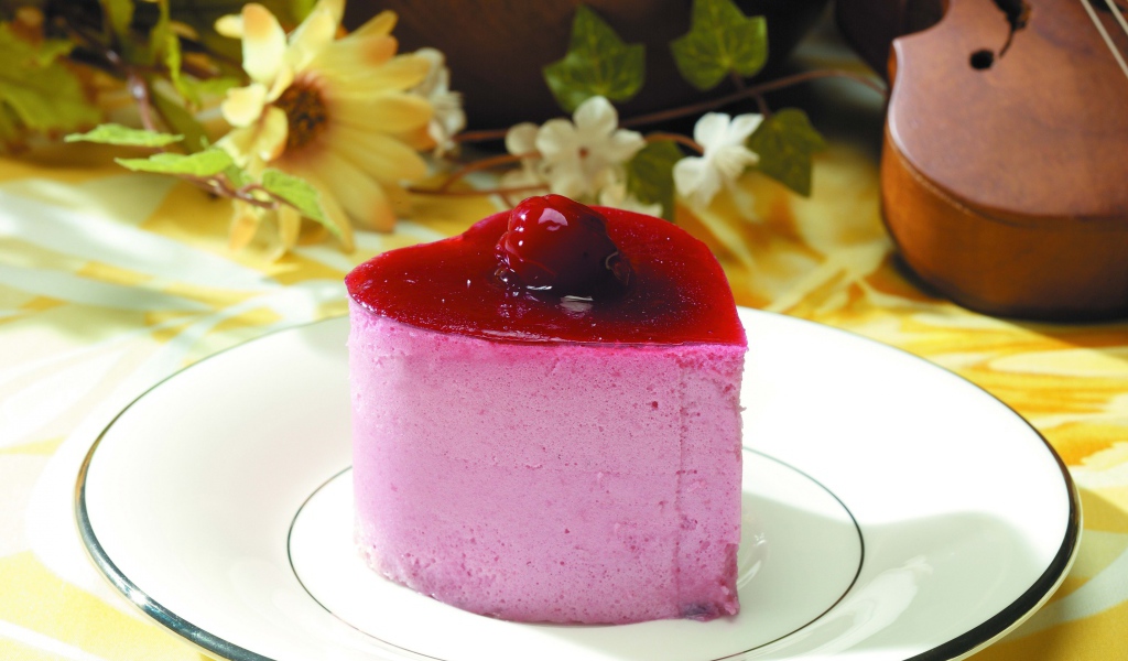 Пирожное суфле в форме сердца на тарелки