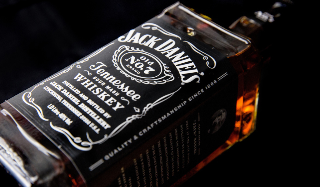 Бутылка виски Jack Daniels на черном фоне