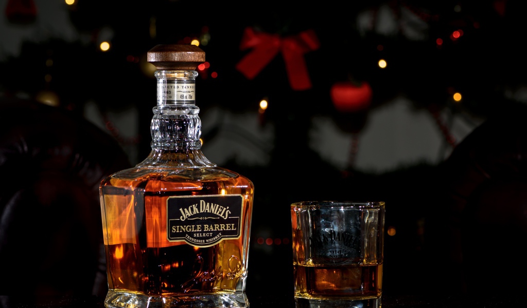 Бутылка виски Jack Daniels с рюмкой