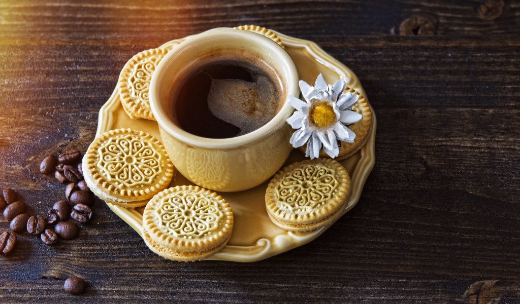 Чашка кофе на блюдце с печеньем