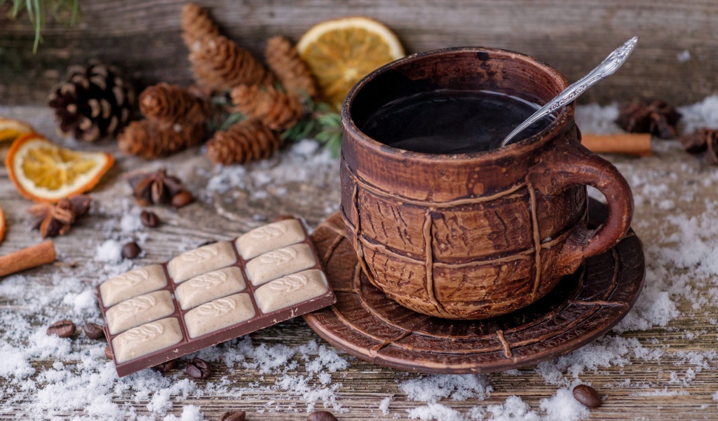 Чашка кофе на столе с шоколадом 