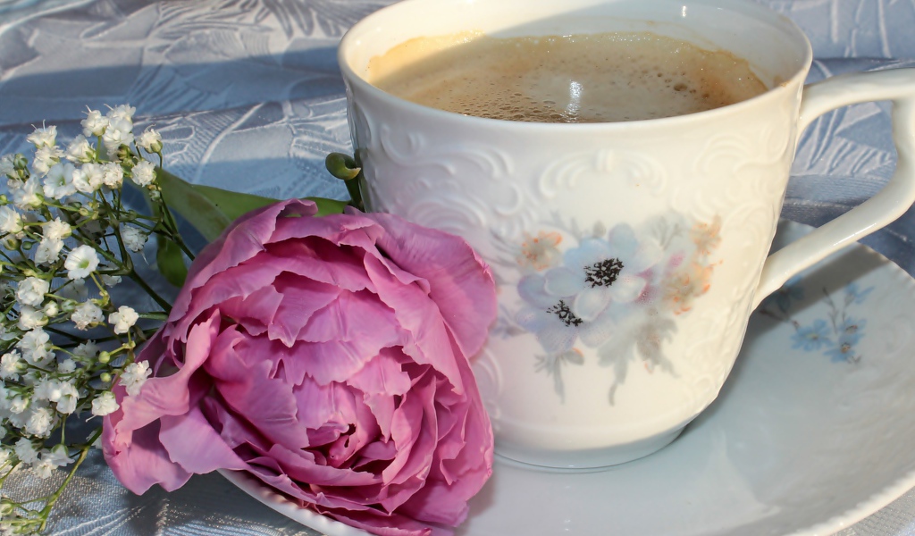 Чашка кофе с розовым цветком пиона и белыми цветами