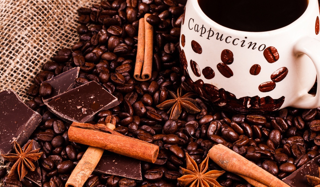 Чашка кофе с кофейными зернами, корицей, шоколадом и бадьяном 
