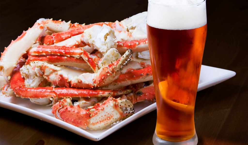 Бокал пива с крабовым мясом