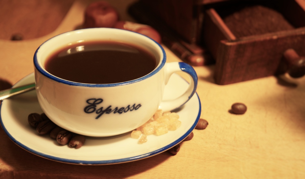 Большая чашка ароматного кофе на столе