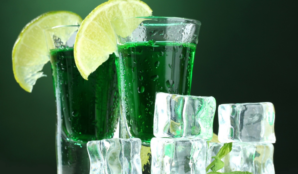 Абсент с лимоном и кубиками льда