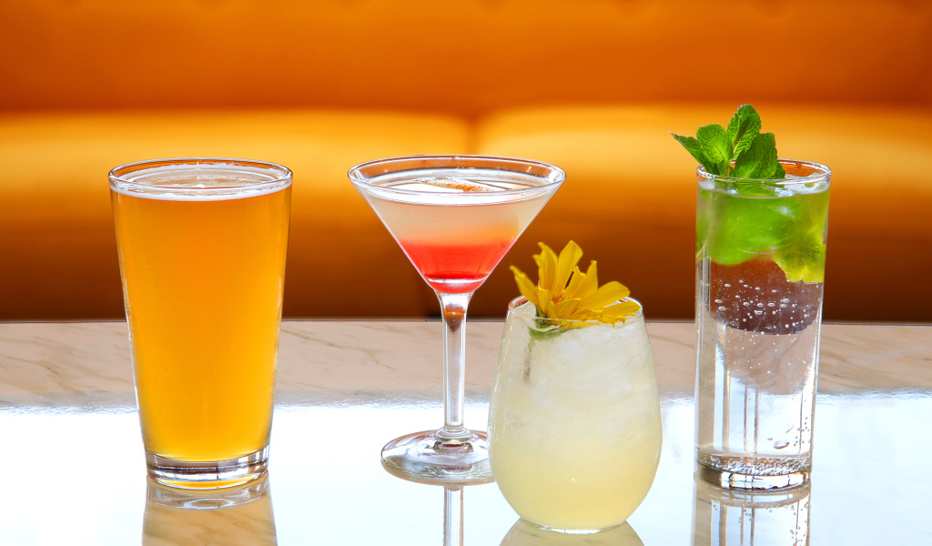 Алкогольные напитки на столе