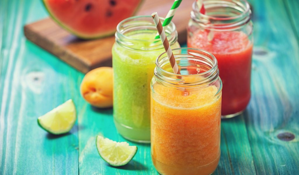 Аппетитное свежее ягодное смузи в баночках на столе